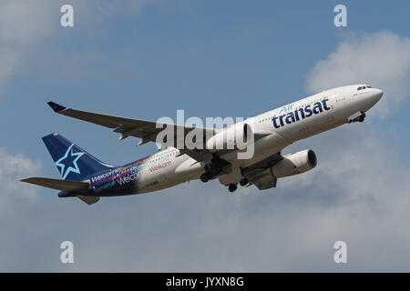 Richmond, British Columbia, Kanada. 18 Aug, 2017. Eine Air Transat Airbus A330 (C-GUBD) wide-Body Jet Airliner sich entfernt vom internationalen Flughafen Vancouver. Credit: bayne Stanley/ZUMA Draht/Alamy leben Nachrichten Stockfoto