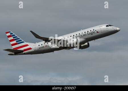 Richmond, British Columbia, Kanada. 18 Aug, 2017. Eine American Eagle Airlines Embraer ERJ -170-200 175 (LR) Schmalrumpfflugzeuge Single-aisle-Regional Jet Airliner zieht aus Vancouver International Airport. Die airliner ist im Besitz von Kompass Airlines unter Vertrag mit American Airlines betrieben. Credit: bayne Stanley/ZUMA Draht/Alamy leben Nachrichten Stockfoto