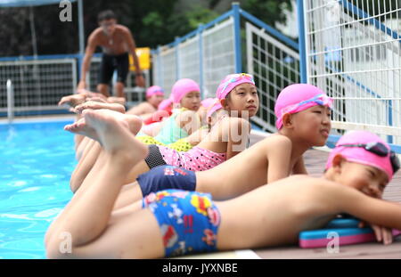 Qingdao, China Provinz Shandong. 21 Aug, 2017. Schülerinnen und Schüler Schwimmen Klasse an Nr. 4 experimentelle Grundschule in Jimo Stadt, der ostchinesischen Provinz Shandong, Aug 21., 2017. Eine 25 Meter lange und 15 Meter breite mobile Swimmingpool war hier im Sommer Urlaub für Schüler lernen schwimmen kostenlos installiert. Credit: Liang Xiaopeng/Xinhua/Alamy leben Nachrichten Stockfoto