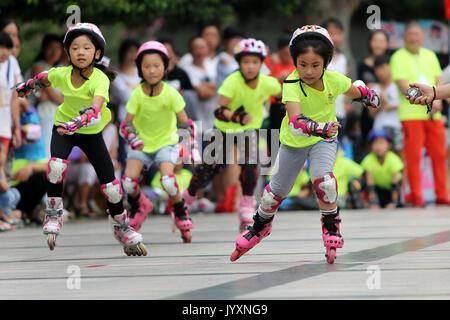 Huaibei, Huaibei, China. 19 Aug, 2017. Huaibei, China, 19. August 2017: (redaktionelle Verwendung. CHINA). Kinder Roller Skating an einem Platz in Huaibei, der ostchinesischen Provinz Anhui. Credit: SIPA Asien/ZUMA Draht/Alamy leben Nachrichten Stockfoto