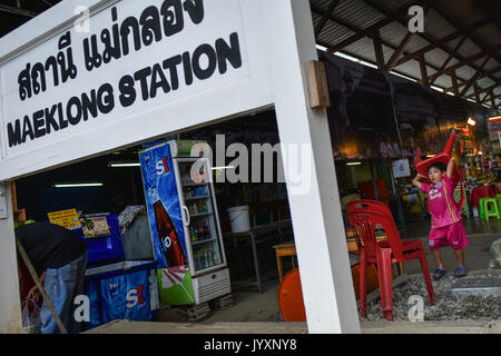 (170821) - MAEKLONG, Aug 21, 2017 (Xinhua) - ein Junge stapelt bis Stühle vor dem Restaurant, das von seiner Familie am Maeklong Railway Station laufen, direkt neben Maeklong Markt befindet sich in der Central Provinz Samut Songkhram Thailand, Aug 19., 2017. In Maeklong Markt, entlang einer Bahnstrecke gebaut, ein Kompromiss zwischen Anbietern und vorbei an S-Bahnen erreicht. Wenn die Rail Track ist klar, stall Besitzer bis Ständen zu werden; noch acht Mal pro Tag, die Markisen und einige der Waren haben, die von der Schiene verschoben werden und machen Weg für ankommende und abfahrende Züge. Die Business style Aro Stockfoto