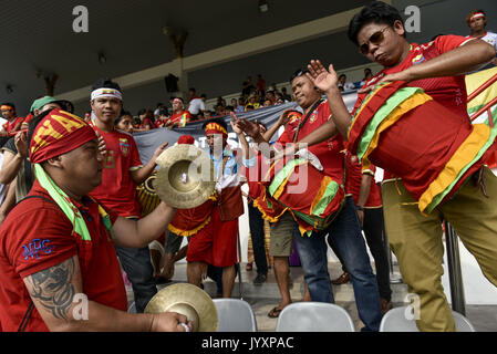 Kuala Lumpur, Kuala Lumpur, Malaysia. 20 Aug, 2017. Myanmar Anhänger Reagieren während der Frauen Fußball-VORRUNDENSPIEL der 29 Southeast Asian Games (Spiele) in Kuala Lumpur, Malaysia, am 20. August 2017. Quelle: Chris Jung/ZUMA Draht/Alamy leben Nachrichten Stockfoto