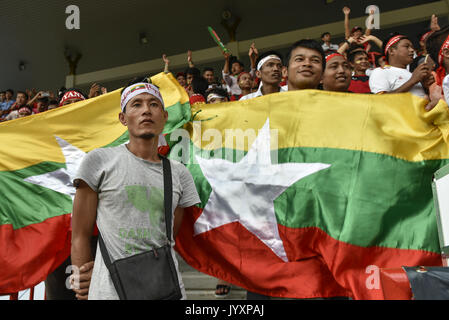 Kuala Lumpur, Kuala Lumpur, Malaysia. 20 Aug, 2017. Myanmar Anhänger Reagieren während der Frauen Fußball-VORRUNDENSPIEL der 29 Southeast Asian Games (Spiele) in Kuala Lumpur, Malaysia, am 20. August 2017. Quelle: Chris Jung/ZUMA Draht/Alamy leben Nachrichten Stockfoto