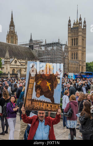 London, Großbritannien. 21 Aug, 2017. Politische Satire den kommenden Stille - Big Ben Bongs seinen letzten für mehrere Jahre vor einer großen Menschenmenge in Parliament Square, London zu begleiten. Credit: Guy Bell/Alamy leben Nachrichten Stockfoto