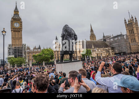 London, Großbritannien. 21 Aug, 2017. Big Ben Bongs seinen letzten für mehrere Jahre vor einer großen Menschenmenge in Parliament Square, London. Credit: Guy Bell/Alamy leben Nachrichten Stockfoto