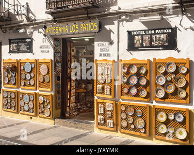 CORDOBA, SPANIEN - 12. MÄRZ 2016: Hübscher Kunsthandwerkerladen mit Keramikwaren in der Altstadt Stockfoto