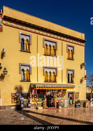 CORDOBA, SPANIEN - 12. MÄRZ 2016: Hübscher Souvenirladen in der Altstadt mit goldenem Licht am späten Nachmittag Stockfoto