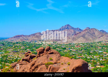 Blick nach Norden in Richtung Piestewa Peak Camelback Mountain in Scottsdale, Arizona, USA Stockfoto