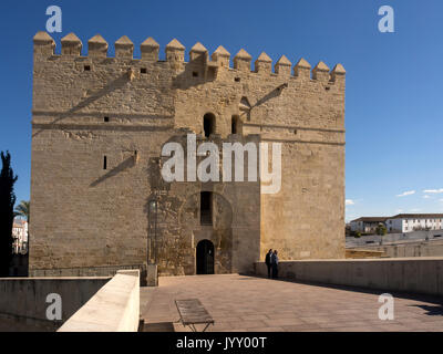 CORDOBA, SPANIEN - 12. MÄRZ 2016: Calahorra Tower am Ende der römischen Brücke Stockfoto