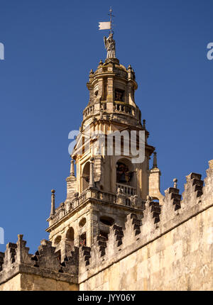 CORDOBA, SPANIEN - 12. MÄRZ 2016: Glockenturm der Kathedrale Stockfoto