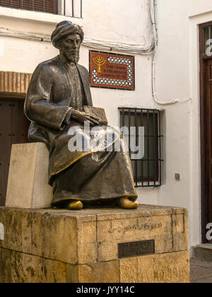 CORDOBA, SPANIEN - 12. MÄRZ 2016: Statue des jüdischen Philosophen Ben Maimonides im jüdischen Viertel der Altstadt Stockfoto