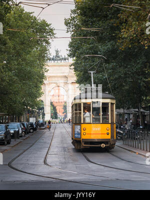 Im Stil der 1930er Jahre Mailand, Italien Straßenbahn vor dem Arco della Pace (Peace Arch) mit Castello Sforzesco im Hintergrund Stockfoto