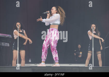 Die ERNEUTE ÜBERTRAGUNG KORREKTUR NAME KORREKT BILDUNTERSCHRIFT unter Ella Eyre führt auf der Bühne Supervene während des V Festival in Weston Park in Shifnal, Staffordshire. Stockfoto