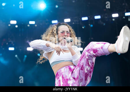 Die ERNEUTE ÜBERTRAGUNG KORREKTUR NAME KORREKT BILDUNTERSCHRIFT unter Ella Eyre führt auf der Bühne Supervene während des V Festival in Weston Park in Shifnal, Staffordshire. Stockfoto