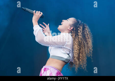 Die ERNEUTE ÜBERTRAGUNG KORREKTUR NAME KORREKT BILDUNTERSCHRIFT unter Ella Eyre führt auf der Bühne Supervene während des V Festival in Weston Park in Shifnal, Staffordshire. Stockfoto