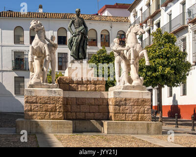 CORDOBA, SPANIEN - 12. MÄRZ 2016: Denkmal für den Stierkämpfer Manolete auf der Plaza del Conde de Priego in Cordoba, das von Touristen in Pferd d gesehen wird Stockfoto