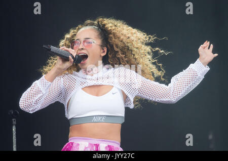 Die ERNEUTE ÜBERTRAGUNG KORREKTUR NAME KORREKT BILDUNTERSCHRIFT unter Ella Eyre führt auf der Bühne Supervene während des V Festival in Weston Park in Shifnal, Staffordshire. Stockfoto