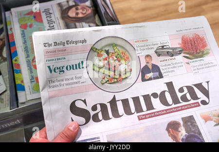 LONDON, ENGLAND - 14. MAI 2017: Der tägliche Fernschreiber Samstag Zeitung. Der tägliche Fernschreiber, Häufig wird es einfach als der Fernschreiber, ist ein natio Stockfoto