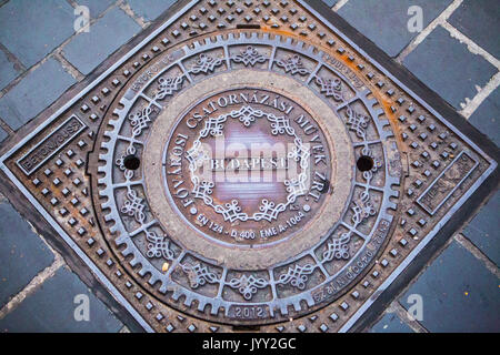 Dekorative metallische Kanaldeckel in Budapest Stockfoto