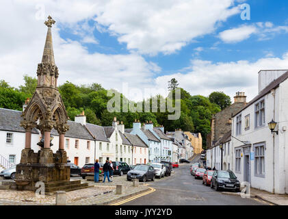 Die High Street mit den Atholl Memorial Fountain links, Dunkeld, Perth und Kinross, Schottland, Großbritannien Stockfoto