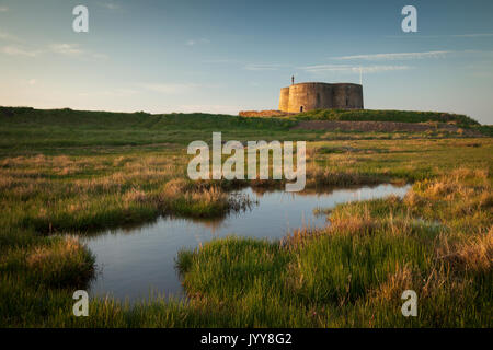 Martello Tower an der Ostküste von Aldeburgh, Suffolk mit Anthony Gormley Skulptur. Stockfoto