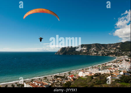 Gleitschirm über La Herradura, Costa Tropical, Provinz Granada, Andalusien, Spanien Stockfoto