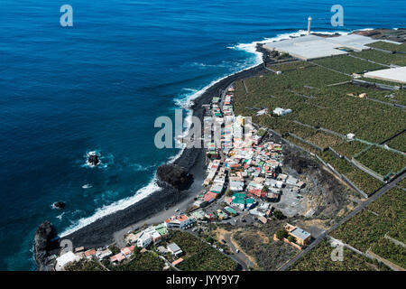 La Bombilla mit schwarzem Lavastrand und Leuchtturm, West Coast, La Palma, Kanarische Inseln, Spanien Stockfoto