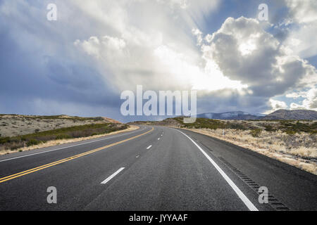 Autobahn durch die Wüste von Arizona Stockfoto