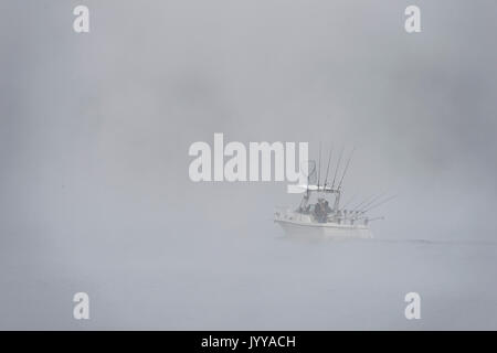 Fischerboot auf See im dichten Nebel Stockfoto