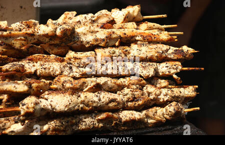 Hühnchen Shish Kebabs auf Grill Stockfoto