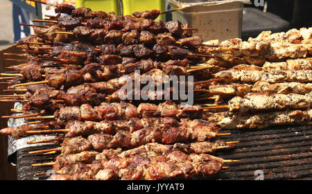 Spieß gegrilltes Rind und Hühnchen Shish Kebabs auf Grill Stockfoto