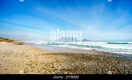 Am frühen Morgen Blick auf Kapstadt und den Tafelberg und den Lion's Head und Signal Hill auf der rechten Seite und Devil's Peak auf der linken Seite. Von Bloubergstr gesehen Stockfoto