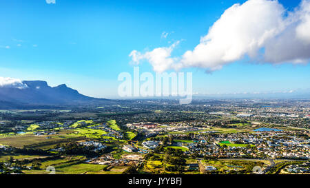 Am späten Nachmittag Blick über das Western Cape mit Kapstadt und den Tafelberg aus der Ou Kaapse Weg, alte Cape Road an einem schönen Wintertag gesehen Stockfoto