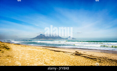 Am frühen Morgen Blick auf Kapstadt und den Tafelberg und den Lion's Head und Signal Hill auf der rechten Seite und Devil's Peak auf der linken Seite. Von Bloubergstr gesehen Stockfoto