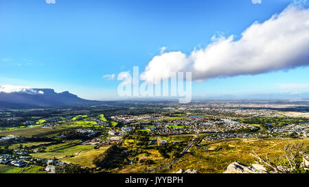 Am späten Nachmittag Blick über das Western Cape mit Kapstadt und den Tafelberg aus der Ou Kaapse Weg, alte Cape Road an einem schönen Wintertag gesehen Stockfoto