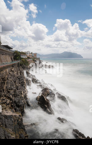 Tageslicht lange Exposition von seastorm in Genua Nervi, Ligurien, Italien Stockfoto