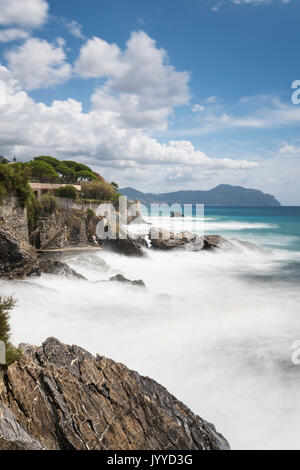 Tageslicht lange Exposition von seastorm in Genua Nervi, Ligurien, Italien Stockfoto