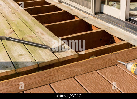 Austausch der alten Holzterrasse mit Verbundwerkstoffen Stockfoto