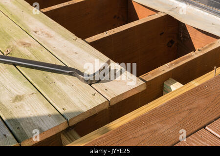 Austausch der alten Holzterrasse mit Verbundwerkstoffen Stockfoto