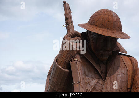 Tommy ein Metall Skulptur Hommage an einen WW 1 britischer Soldat von Ray Lonsdale an der Küste von Seaham. Es stellt auch Posttraumatische Belastungsstörungen Stockfoto