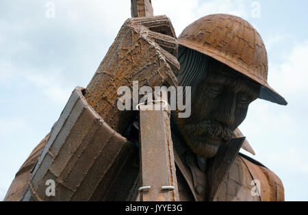 Tommy ein Metall Skulptur Hommage an einen WW 1 britischer Soldat von Ray Lonsdale an der Küste von Seaham. Es stellt auch Posttraumatische Belastungsstörungen Stockfoto