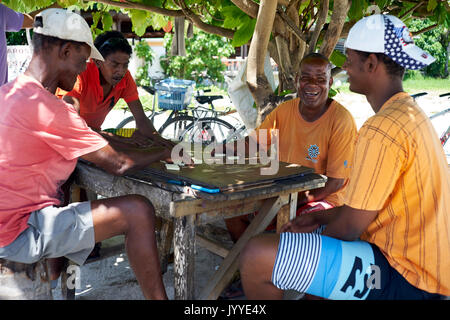Vier Männer auf Mauritius spielen Domino Stockfoto
