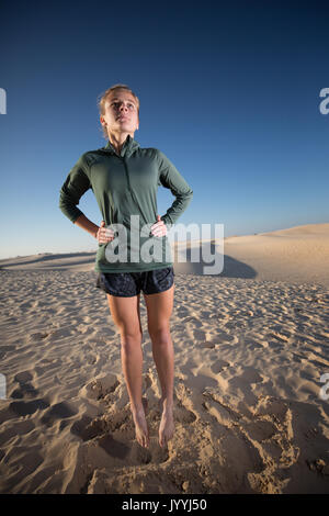 Jugendmädchen Cross Training auf Sand Stockfoto