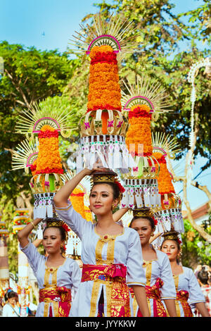 DENPASAR, Bali, Indonesien - 11. JUNI 2016: Gruppe von schönen Frauen im traditionellen balinesischen Kostüme tragen religiöse Angebot Stockfoto