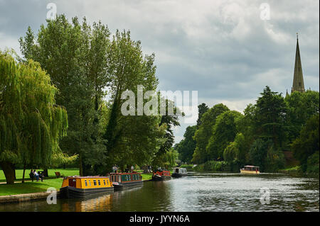 Touristische Vergnügen Boote auf dem Fluss Avon in Stratford-upon-Avon, Warwickshire Stockfoto