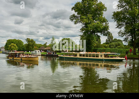 Stratford-upon-Avon und touristische Boote auf dem Fluss Avon. Stockfoto