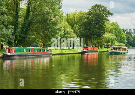 Touristische Vergnügen Boote auf dem Fluss Avon in Stratford-upon-Avon, Warwickshire Stockfoto