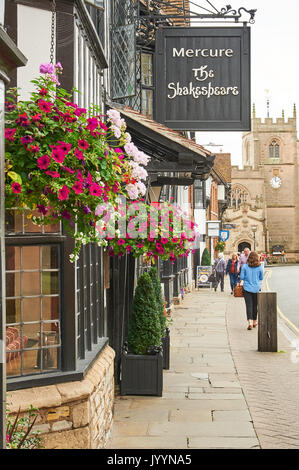 Shakespeare Hotel in Stratford-upon-Avon mit bunten Blumenampeln Stockfoto