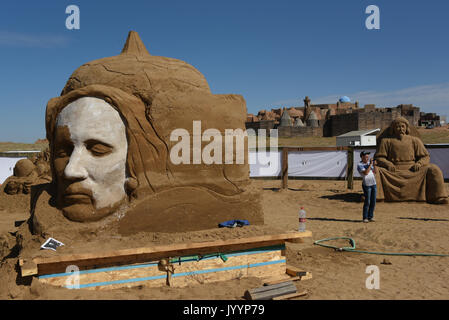 Sandskulpturenfestival Präzession in der Nähe von Saray - batu Kulturzentrum in Astrakhan region Stockfoto