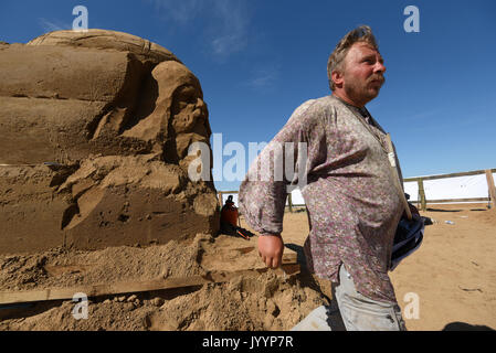 Sandskulpturenfestival Präzession in der Nähe von Saray - batu Kulturzentrum in Astrakhan region Stockfoto